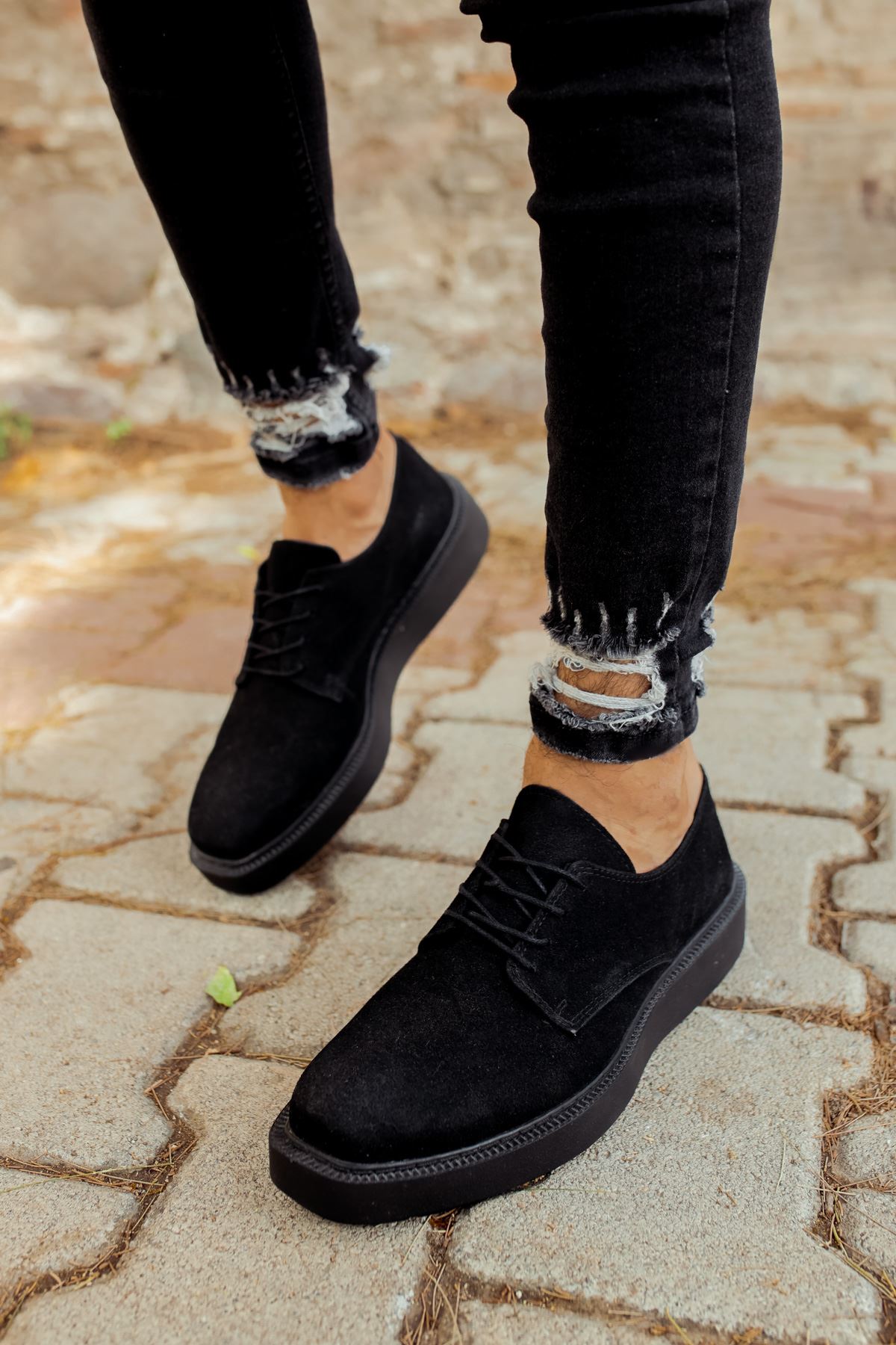 https://cdn.shopify.com/s/files/1/0721/4032/5144/files/0002940_chekich-ch001-suet-siyah-taban-erkek-ayakkabi-siyah.jpg?v=1762442510