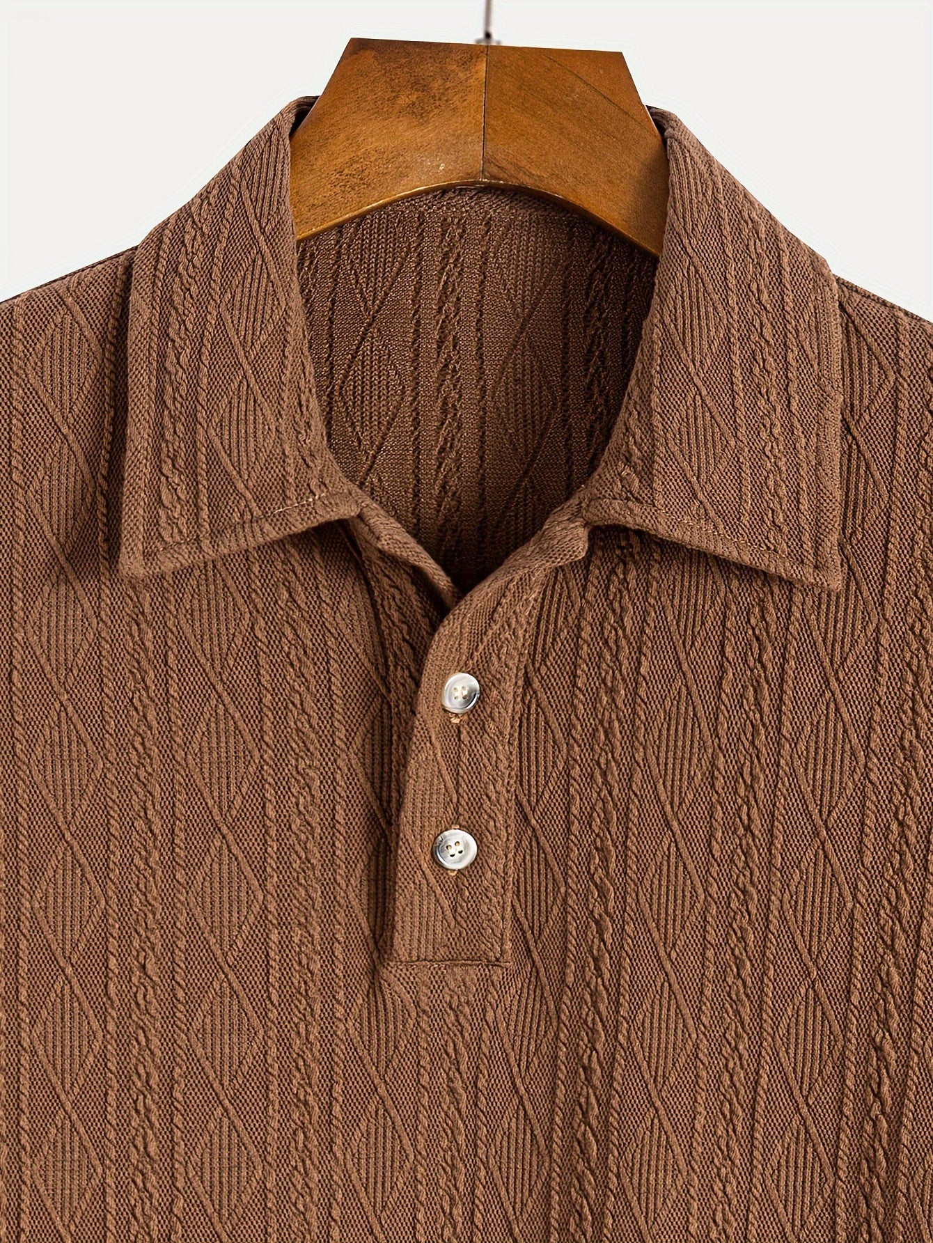 Camisa Henley de cuello de solapa de manga corta de punto con patrón gráfico geométrico de diseño clásico para hombre con tela texturizada, blusas elegantes y modernas para ropa exterior diaria de verano