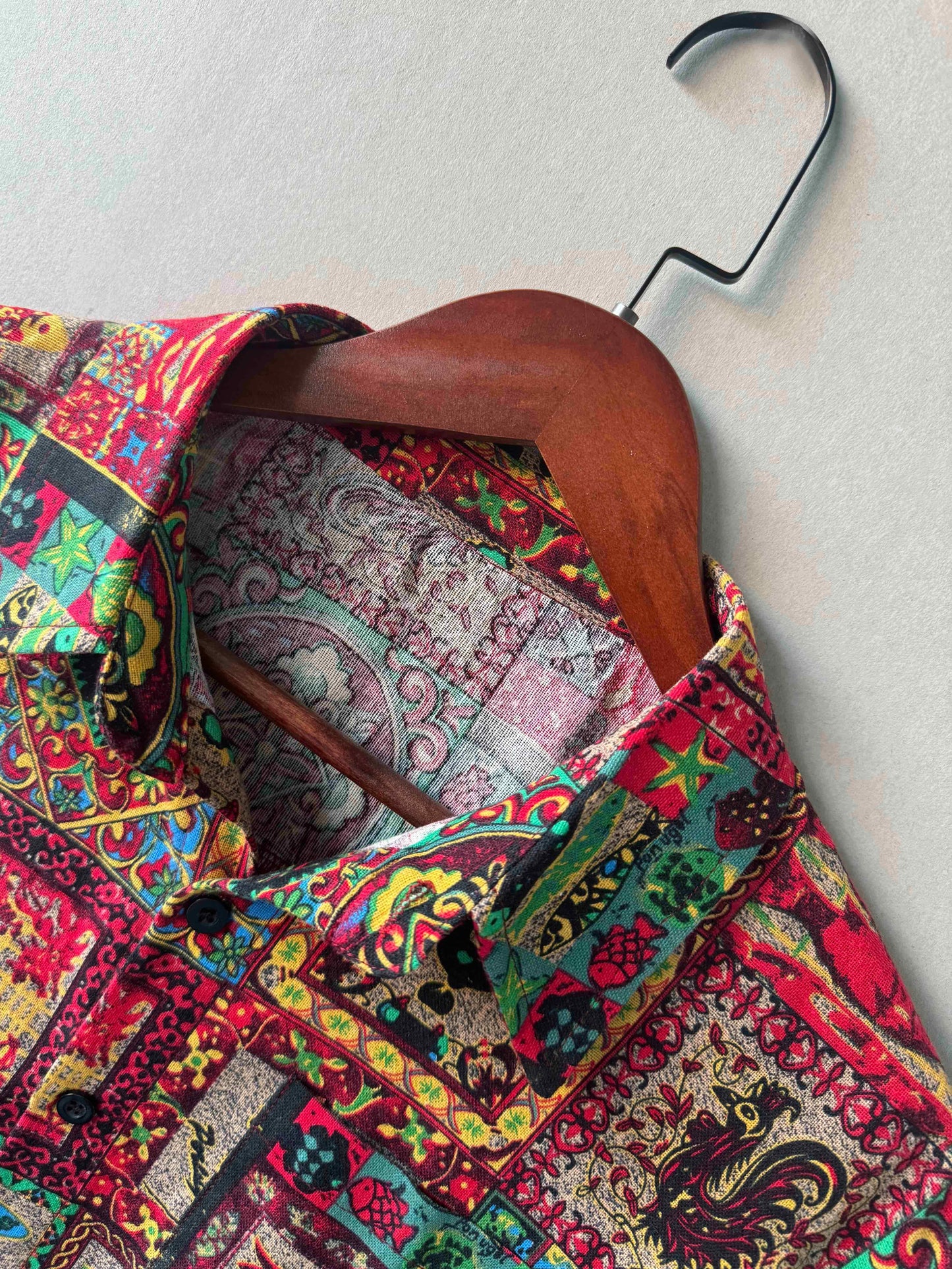 Chemise d'été à manches courtes pour homme, à imprimé ethnique tribal, à la mode et simple, à revers boutonné, décontractée, simple, tendance et polyvalente, adaptée aux rendez-vous, aux vacances à la plage, comme cadeau