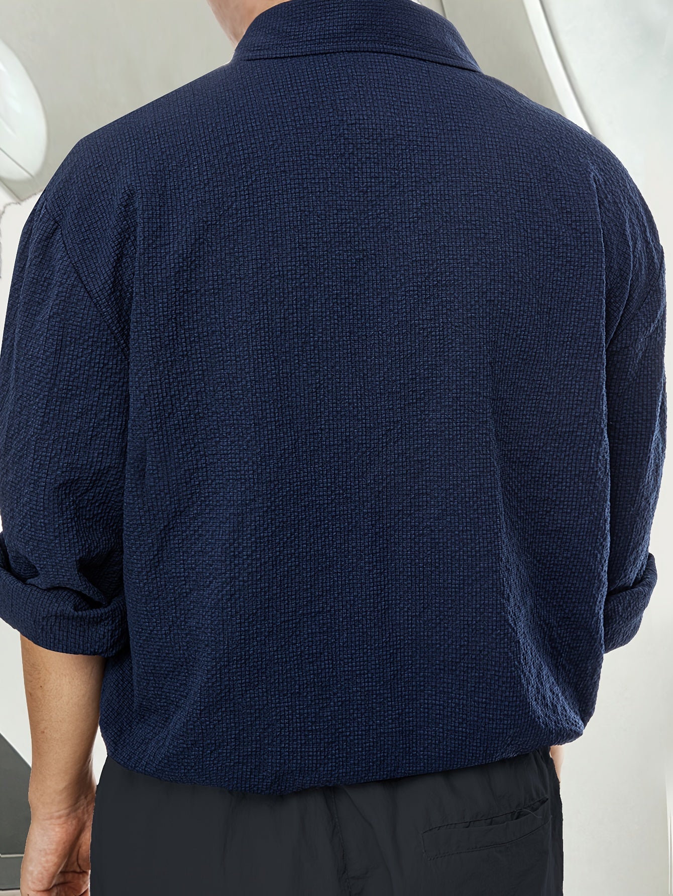Chemise unie pour homme avec poche poitrine, chemise décontractée à manches longues boutonnée à revers pour les activités de plein air d'automne et d'hiver