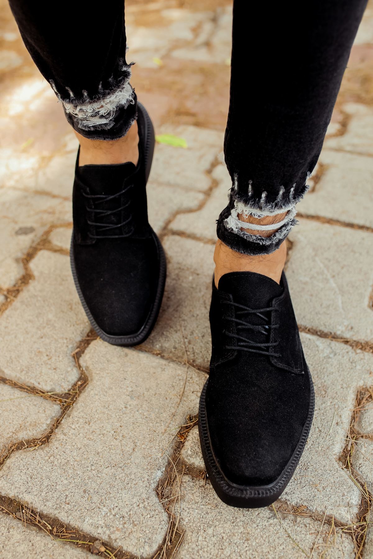 https://cdn.shopify.com/s/files/1/0721/4032/5144/files/0002941_chekich-ch001-suet-siyah-taban-erkek-ayakkabi-siyah.jpg?v=1762442510