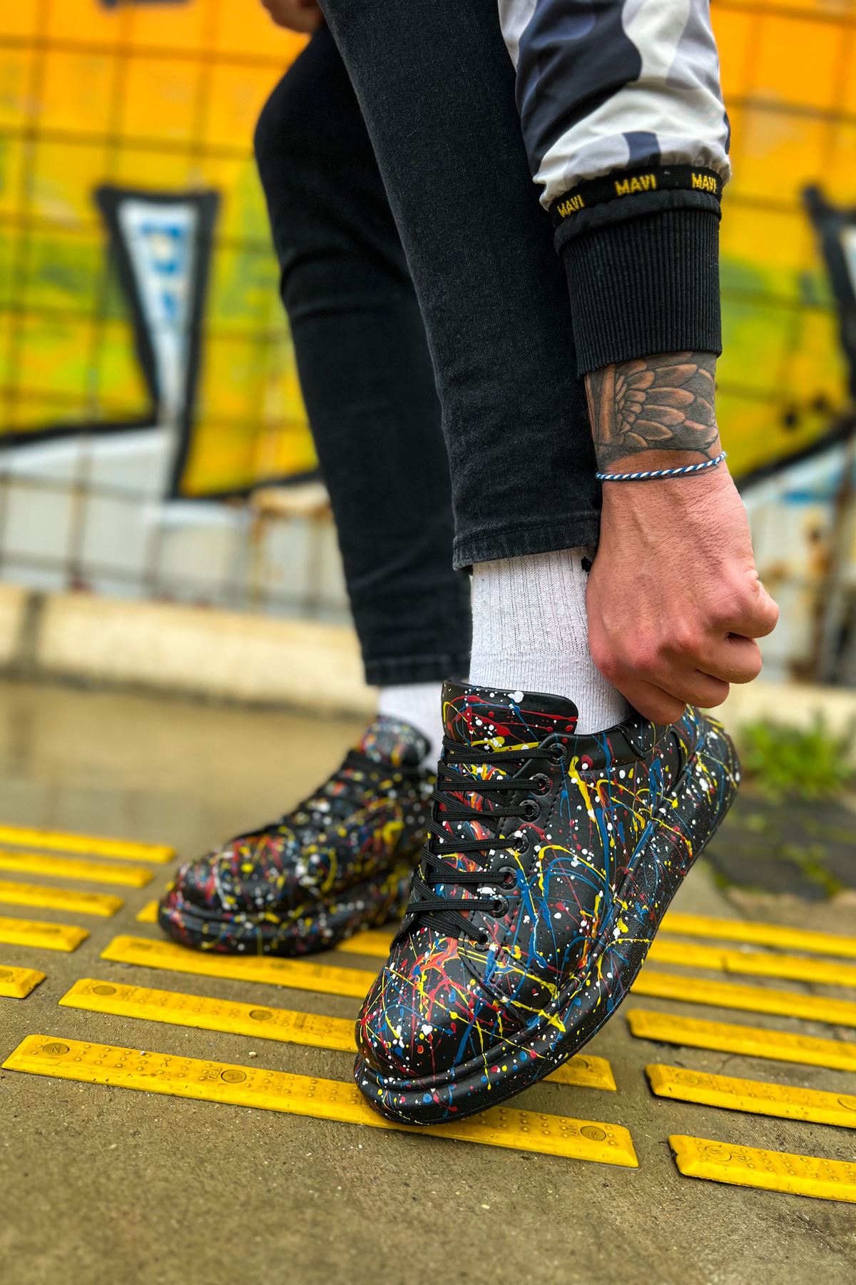 https://cdn.shopify.com/s/files/1/0721/4032/5144/files/0007043_ch254-cst-pittura-erkek-ayakkabi-498-sari-mavi-kirmizi-splush.jpg?v=1762444695