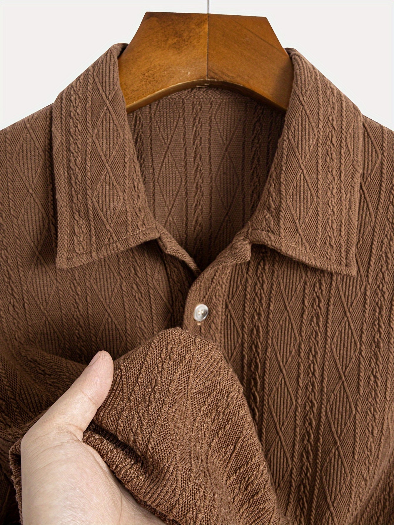 Chemise Henley à manches courtes et col à revers pour homme, motif graphique géométrique classique, avec tissu texturé, hauts chics et tendance pour les vêtements d'extérieur quotidiens d'été